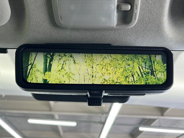 【デジタルミラー】後席の大きな荷物や同乗者で後方が確認しづらい時でも安心!カメラが撮影した車両後方の映像をルームミラー内に表示。クリアな視界で状況の確認が可能です!