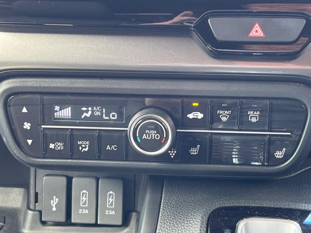 【オートエアコン】一度お好みの温度に設定すれば、車内の温度を検知し風量や温度を自動で調整。暑い&hellip;寒い&hellip;と何度もスイッチ操作をする必要はありません。快適な車内空間には必須の機能ですね♪