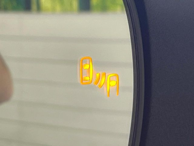 【ブラインドスポットモニター】走行中、ドアミラーの死角になりやすい箇所に後続車が接近するとサイドミラーのレンズに警告を表示!ドライバーに注意喚起をしてくれます。