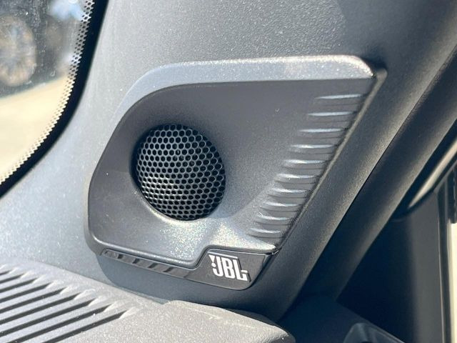 �yJBL�T�E���h�V�X�e���z���[�J�[�I�v�V�����̍��i�ʃT�E���h�V�X�e���𓋍ځB��p�̃`���[�j���O���{���ꂽ�召�l�X�ȃX�s�[�J�[����ǎ��ȃT�E���h���t�ł��A�Տꊴ���ӂ�鉹����Ԃ����o���܂��B