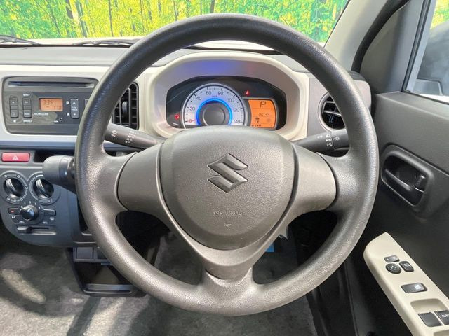 �C���e���A�ɍ��킹���f�U�C���̃X�e�A�����O�́A�^�]�������̂��Ƃ��l���A�^�]���₷���`��A�傫���ł��B�����x�A���ۂɐG���Ă��m���߂��������B