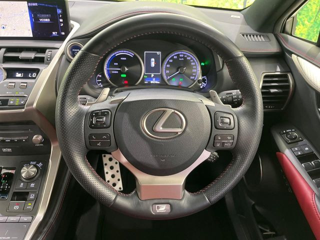 �C���e���A�ɍ��킹���f�U�C���̃X�e�A�����O�́A�^�]�������̂��Ƃ��l���A�^�]���₷���`��A�傫���ł��B�����x�A���ۂɐG���Ă��m���߂��������B
