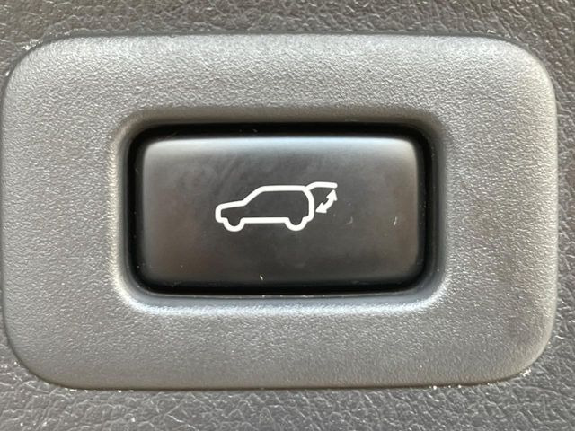 【パワーバックドア】スマートキーや運転席のボタンを押すだけでリアゲートが自動で開閉します!荷物を持っている時や、高い位置にあるバックドアを閉める際に便利な機能です♪