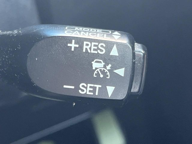 【クルーズコントロール】高速道路もラクラク走行。アクセルを離しても一定速度で走行ができ、長距離運転時の負担を軽減!加速・減速も簡単なスイッチ操作で調整できます。
