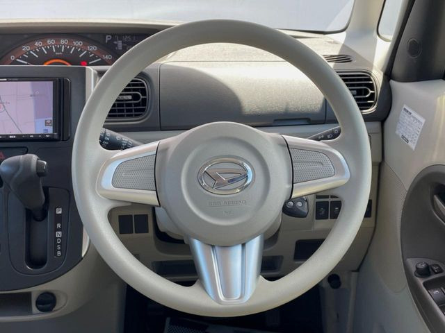 �C���e���A�ɍ��킹���f�U�C���̃X�e�A�����O�́A�^�]�������̂��Ƃ��l���A�^�]���₷���`��A�傫���ł��B�����x�A���ۂɐG���Ă��m���߂��������B