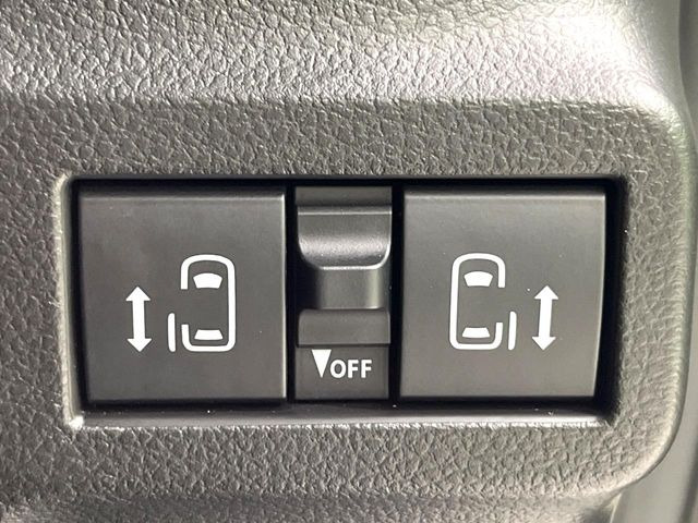 【両側パワースライドドア】スマートキーや運転席のスイッチで後席両側スライドドアの開閉が可能♪電動だから力を入れてドアを開ける必要が無く、小さなお子様でも簡単に開け閉めでき快適です♪