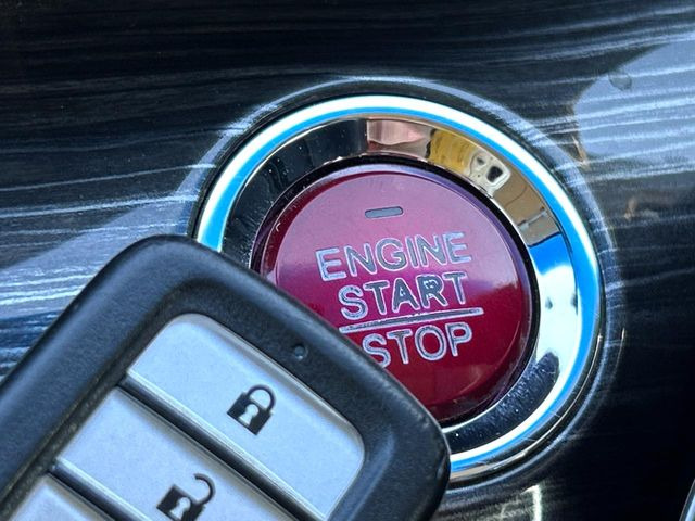 �yHonda�X�}�[�g�L�[�z�J�o����|�P�b�g�ɓ��ꂽ�܂܂ł��h�A�̎{���E�������\�ȃX�}�[�g�L�[�𑕔��B�G���W���̃I���E�I�t�����J�M�����o���K�v����������Ƃ��Ă��֗��ł���