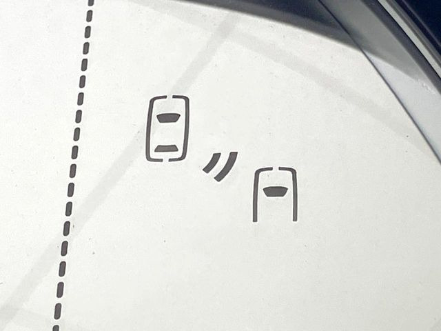 【ブラインドスポットモニター】走行中、ドアミラーの死角になりやすい箇所に後続車が接近するとサイドミラーのレンズに警告を表示!ドライバーに注意喚起をしてくれます。
