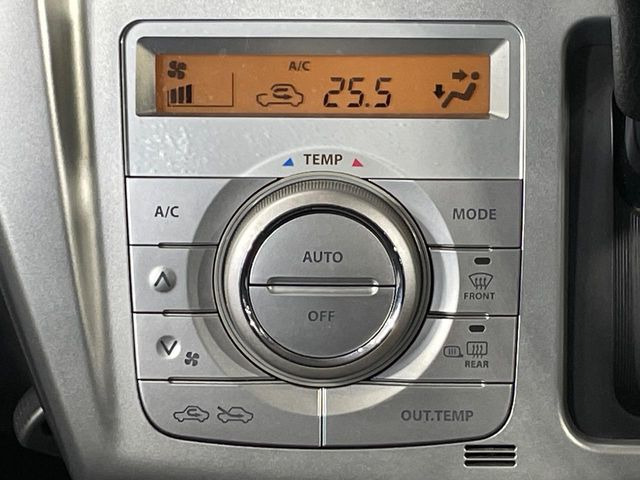 【オートエアコン】一度お好みの温度に設定すれば、車内の温度を検知し風量や温度を自動で調整。暑い&hellip;寒い&hellip;と何度もスイッチ操作をする必要はありません。快適な車内空間には必須の機能ですね♪