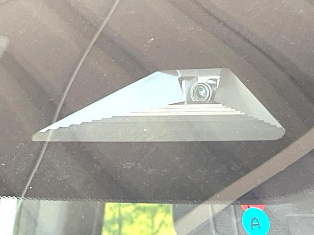 【ホンダセンシング】走行中に前方の車両等を認識し、衝突しそうな時は警報とブレーキで衝突回避と被害軽減をアシスト。より安全にドライブをお楽しみいただけます。