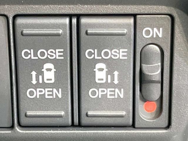 【両側パワースライドドア】スマートキーや運転席のスイッチで後席両側スライドドアの開閉が可能♪電動だから力を入れてドアを開ける必要が無く、小さなお子様でも簡単に開け閉めでき快適です♪