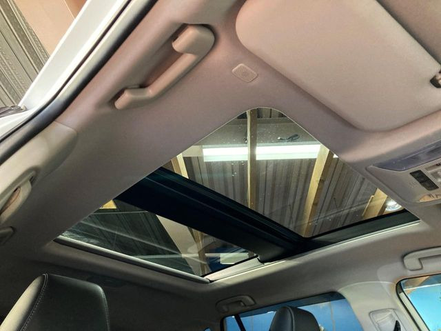 【大型サンルーフ】車内の解放感が一気に上がる大型のパノラマルーフ!季節を問わず開放的で快適なドライブをお楽しみいただけます。流通量も少なく希少価値の高い人気の装備です♪