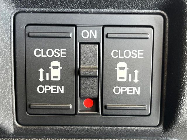 【両側パワースライドドア】スマートキーや運転席のスイッチで後席両側スライドドアの開閉が可能♪電動だから力を入れてドアを開ける必要が無く、小さなお子様でも簡単に開け閉めでき快適です♪
