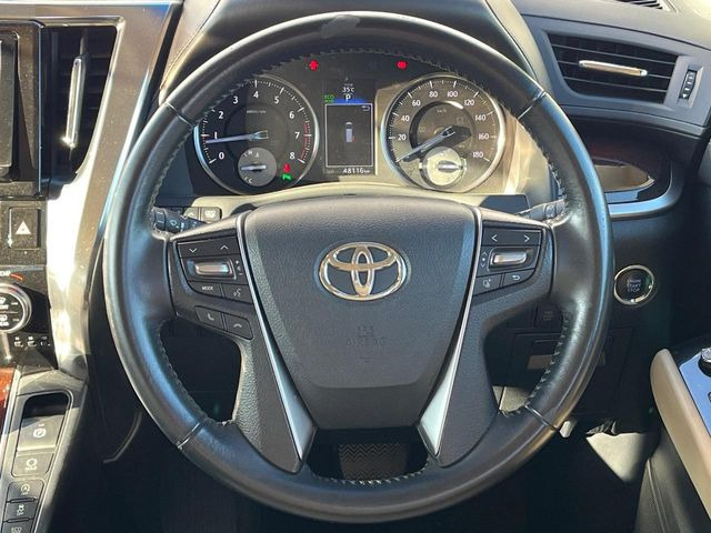 �C���e���A�ɍ��킹���f�U�C���̃X�e�A�����O�́A�^�]�������̂��Ƃ��l���A�^�]���₷���`��A�傫���ł��B�����x�A���ۂɐG���Ă��m���߂��������B