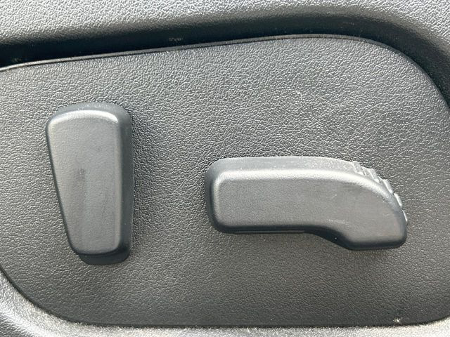 【パワーシート】スイッチ一つで簡単にシートの微調整が可能!電動だから力もいりません!快適なシートポジションにセットして、快適なドライブをお楽しみください。