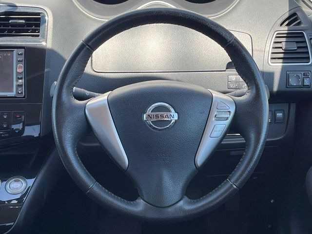 �C���e���A�ɍ��킹���f�U�C���̃X�e�A�����O�́A�^�]�������̂��Ƃ��l���A�^�]���₷���`��A�傫���ł��B�����x�A���ۂɐG���Ă��m���߂��������B