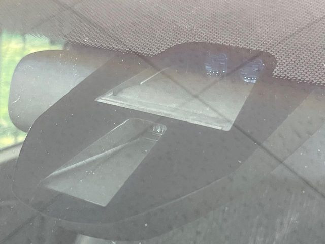 【シティブレーキアクティブシステム】低速走行中に前方の車両等を認識し、衝突しそうな時は警報とブレーキで衝突回避と被害軽減をアシスト。より安全にドライブをお楽しみいただけます。
