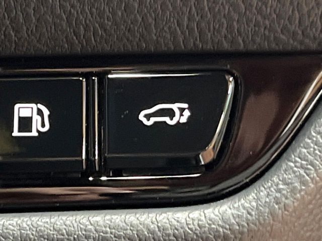 【パワーバックドア】スマートキーや運転席のボタンを押すだけでリアゲートが自動で開閉します!荷物を持っている時や、高い位置にあるバックドアを閉める際に便利な機能です♪