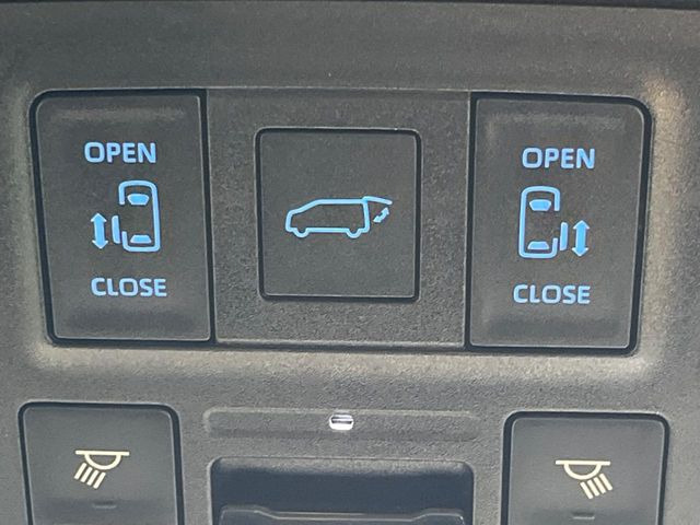 【両側パワースライドドア】スマートキーや運転席のスイッチで後席両側スライドドアの開閉が可能♪電動だから力を入れてドアを開ける必要が無く、小さなお子様でも簡単に開け閉めでき快適です♪