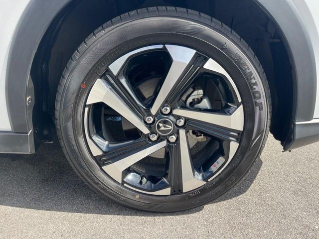 �y�����A���~�z�C�[���z�O�ςɃ}�b�`���������A���~�z�C�[���𑕒����Ă���܂��B�e��ЊO�A���~�z�C�[����A�X�^�b�h���X�^�C�����戵�����Ă���܂��B���񂲑��k����������