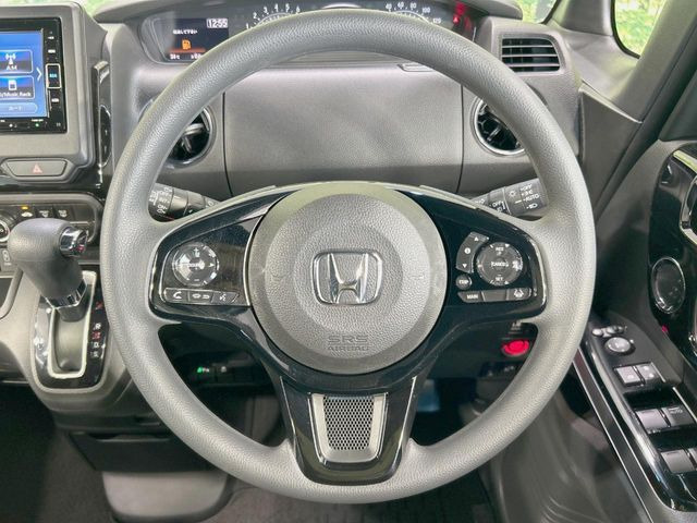 �C���e���A�ɍ��킹���f�U�C���̃X�e�A�����O�́A�^�]�������̂��Ƃ��l���A�^�]���₷���`��A�傫���ł��B�����x�A���ۂɐG���Ă��m���߂��������B