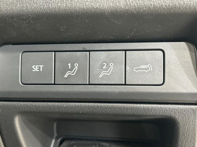 【メモリー機能付きパワーシート】ドライバーごとに設定したシート位置を記憶して、ボタン一つで切り替えできる便利な機能!運転する方が複数名いらっしゃるご家庭におすすめです♪