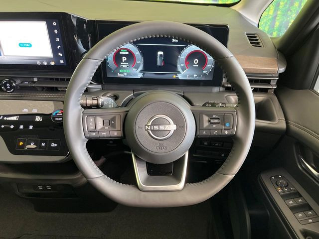 インテリアに合わせたデザインのステアリングは、運転される方のことも考え、運転しやすい形状、大きさです。是非一度、実際に触ってお確かめください。