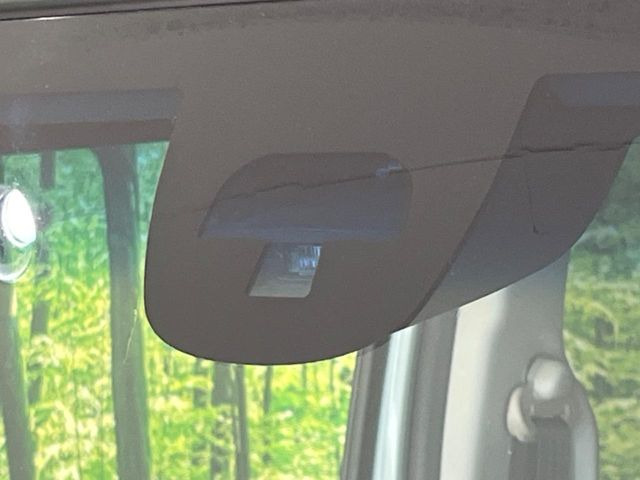 【シティブレーキアクティブシステム】低速走行中に前方の車両等を認識し、衝突しそうな時は警報とブレーキで衝突回避と被害軽減をアシスト。より安全にドライブをお楽しみいただけます。