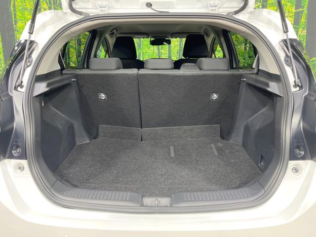 積み下ろしのしやすいデッキにはたっぷりと荷物を積み込んでいただけます。遊びから仕事まで、様々なシーンで頼れます♪