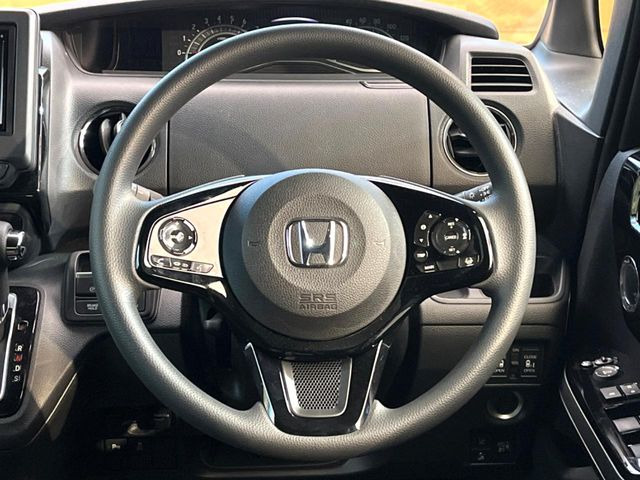インテリアに合わせたデザインのステアリングは、運転される方のことも考え、運転しやすい形状、大きさです。是非一度、実際に触ってお確かめください。