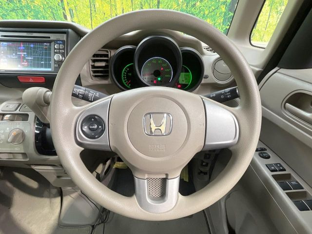 �C���e���A�ɍ��킹���f�U�C���̃X�e�A�����O�́A�^�]�������̂��Ƃ��l���A�^�]���₷���`��A�傫���ł��B�����x�A���ۂɐG���Ă��m���߂��������B