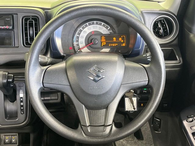 �C���e���A�ɍ��킹���f�U�C���̃X�e�A�����O�́A�^�]�������̂��Ƃ��l���A�^�]���₷���`��A�傫���ł��B�����x�A���ۂɐG���Ă��m���߂��������B