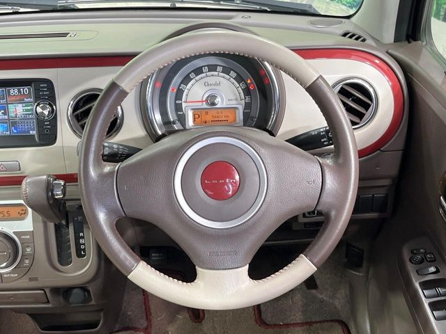 �C���e���A�ɍ��킹���f�U�C���̃X�e�A�����O�́A�^�]�������̂��Ƃ��l���A�^�]���₷���`��A�傫���ł��B�����x�A���ۂɐG���Ă��m���߂��������B