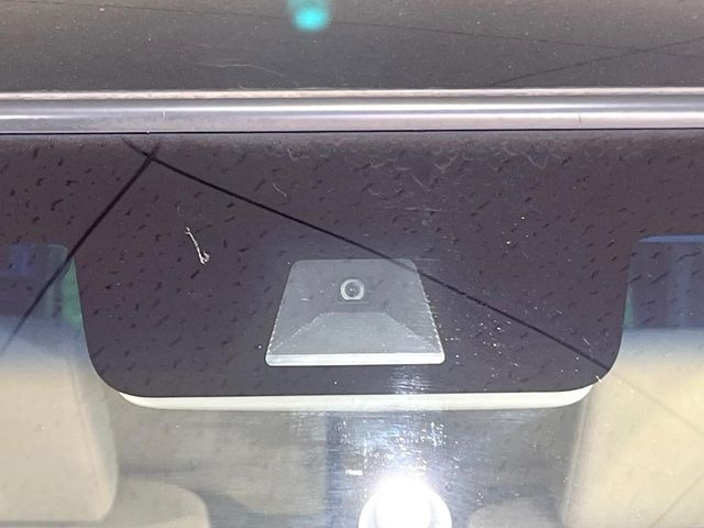 【ホンダセンシング】走行中に前方の車両等を認識し、衝突しそうな時は警報とブレーキで衝突回避と被害軽減をアシスト。より安全にドライブをお楽しみいただけます。