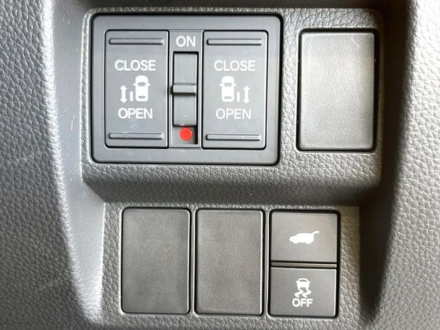 【両側パワースライドドア】スマートキーや運転席のスイッチで後席両側スライドドアの開閉が可能♪電動だから力を入れてドアを開ける必要が無く、小さなお子様でも簡単に開け閉めでき快適です♪