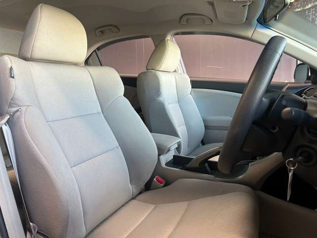 運転席も広々としており運転しやすい環境を実現しています☆室内クリーニングも実施済みです。