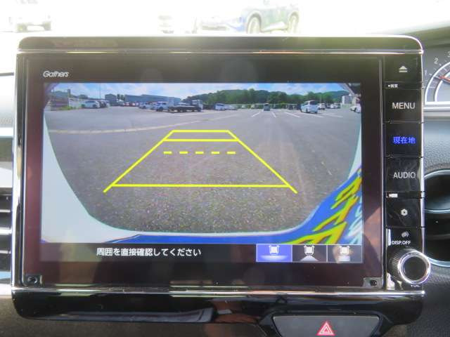 ★3画面バックカメラ装備★「R」の位置にすると、自動的に後方の様子をカラー画像(車幅/距離/予想進路線表示機能付)で表示。バックの際の安心感を高めます★