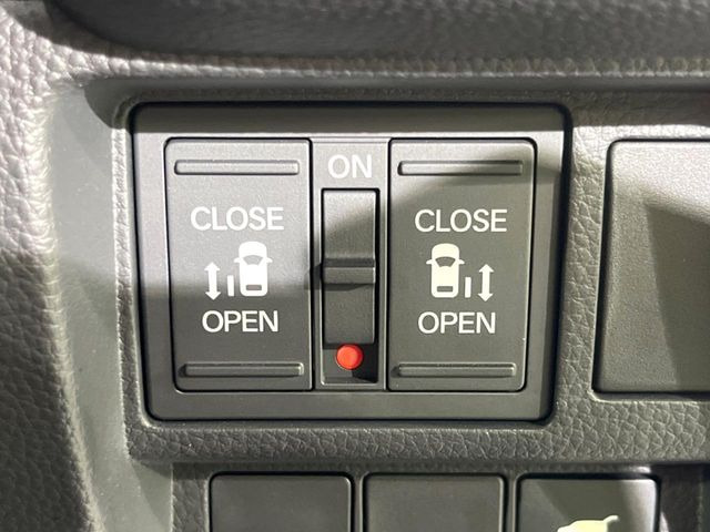 【両側パワースライドドア】スマートキーや運転席のスイッチで後席両側スライドドアの開閉が可能♪電動だから力を入れてドアを開ける必要が無く、小さなお子様でも簡単に開け閉めでき快適です♪