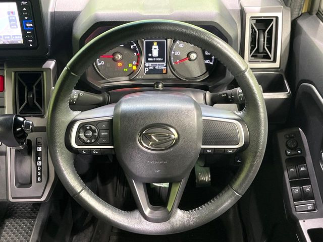 【純正革巻きステアリング】上質な革を使用することで、手にしっかり馴染みとても運転しやすいハンドルです♪