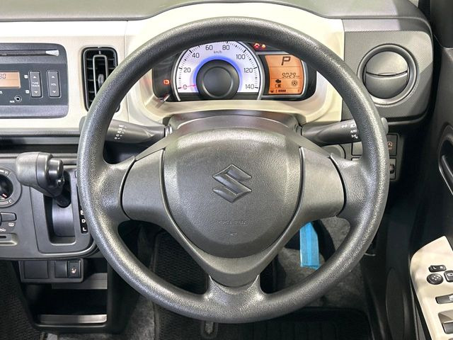 �C���e���A�ɍ��킹���f�U�C���̃X�e�A�����O�́A�^�]�������̂��Ƃ��l���A�^�]���₷���`��A�傫���ł��B�����x�A���ۂɐG���Ă��m���߂��������B