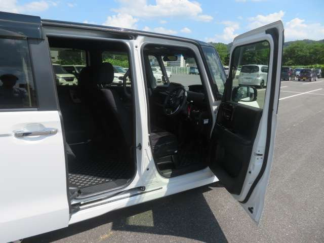 ★両側パワースライドドア★狭い駐車場や壁際などでの乗降りに便利です!操作はワイヤレスリモコン、室内のコントロールスイッチ、ドアハンドルで行えます!挟み込み防止機能付で安心!