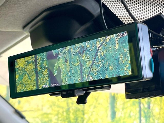 【インテリジェントルームミラー】後席の大きな荷物や同乗者で後方が確認しづらい時でも安心!カメラが撮影した車両後方の映像をルームミラー内に表示。クリアな視界で状況の確認が可能です!