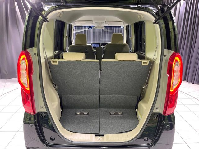 普段のお買い物や通勤、送迎等に十分な荷室スペースを確保しております。セカンドシートを倒すと、大きな荷物の積載も可能です♪