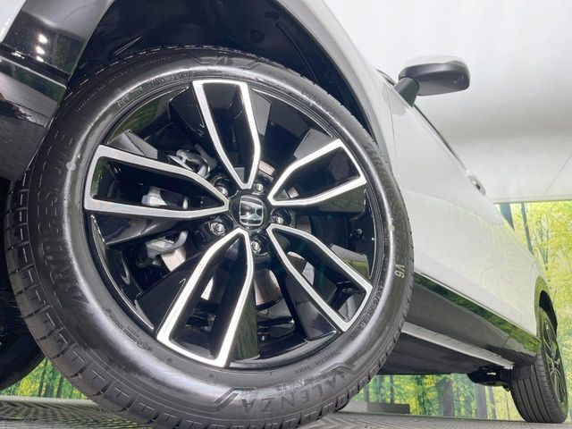 �y����18�C���`�A���~�z�C�[���z�O�ςɃ}�b�`���������A���~�z�C�[���𑕒����Ă���܂��B�e��ЊO�A���~�z�C�[����A�X�^�b�h���X�^�C�����戵�����Ă���܂��B���񂲑��k����������