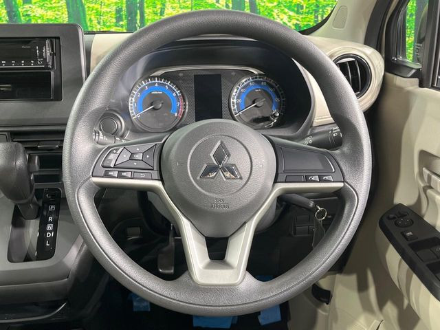 �C���e���A�ɍ��킹���f�U�C���̃X�e�A�����O�́A�^�]�������̂��Ƃ��l���A�^�]���₷���`��A�傫���ł��B�����x�A���ۂɐG���Ă��m���߂��������B