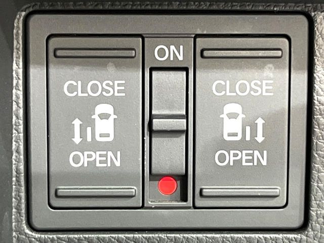 【両側パワースライドドア】スマートキーや運転席のスイッチで後席両側スライドドアの開閉が可能♪電動だから力を入れてドアを開ける必要が無く、小さなお子様でも簡単に開け閉めでき快適です♪