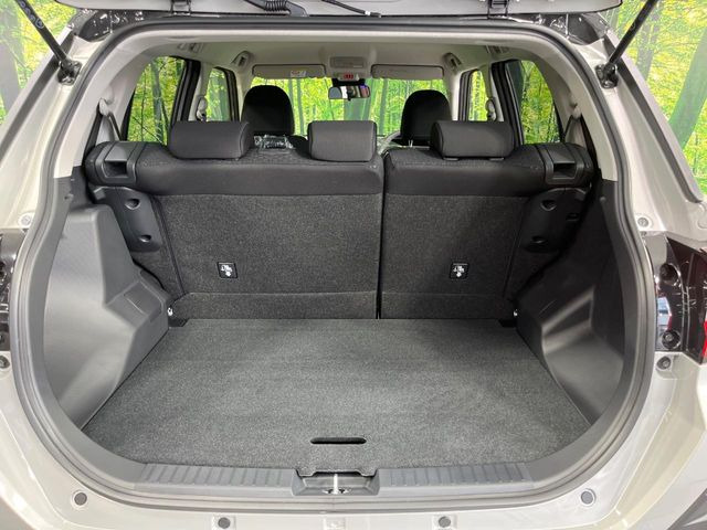 普段のお買い物や通勤、送迎等に十分な荷室スペースを確保しております。セカンドシートを倒すと、大きな荷物の積載も可能です♪