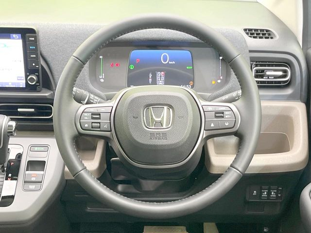 【純正革巻きステアリング】上質な革を使用することで、手にしっかり馴染みとても運転しやすいハンドルです♪