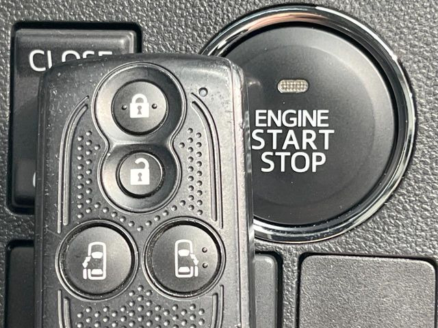 【キーフリーシステム】カバンやポケットに入れたままでもドアの施錠・解錠が可能なスマートキーを装備。エンジンのオン・オフ時もカギを取り出す必要が無いからとっても便利です♪