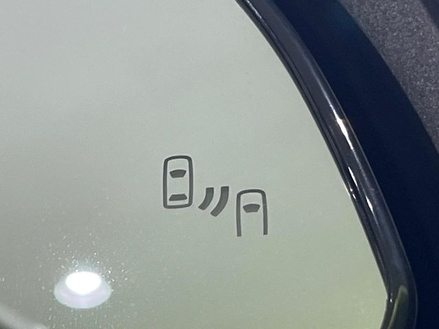 【ブラインドスポットモニター】走行中、ドアミラーの死角になりやすい箇所に後続車が接近するとサイドミラーのレンズに警告を表示!ドライバーに注意喚起をしてくれます。